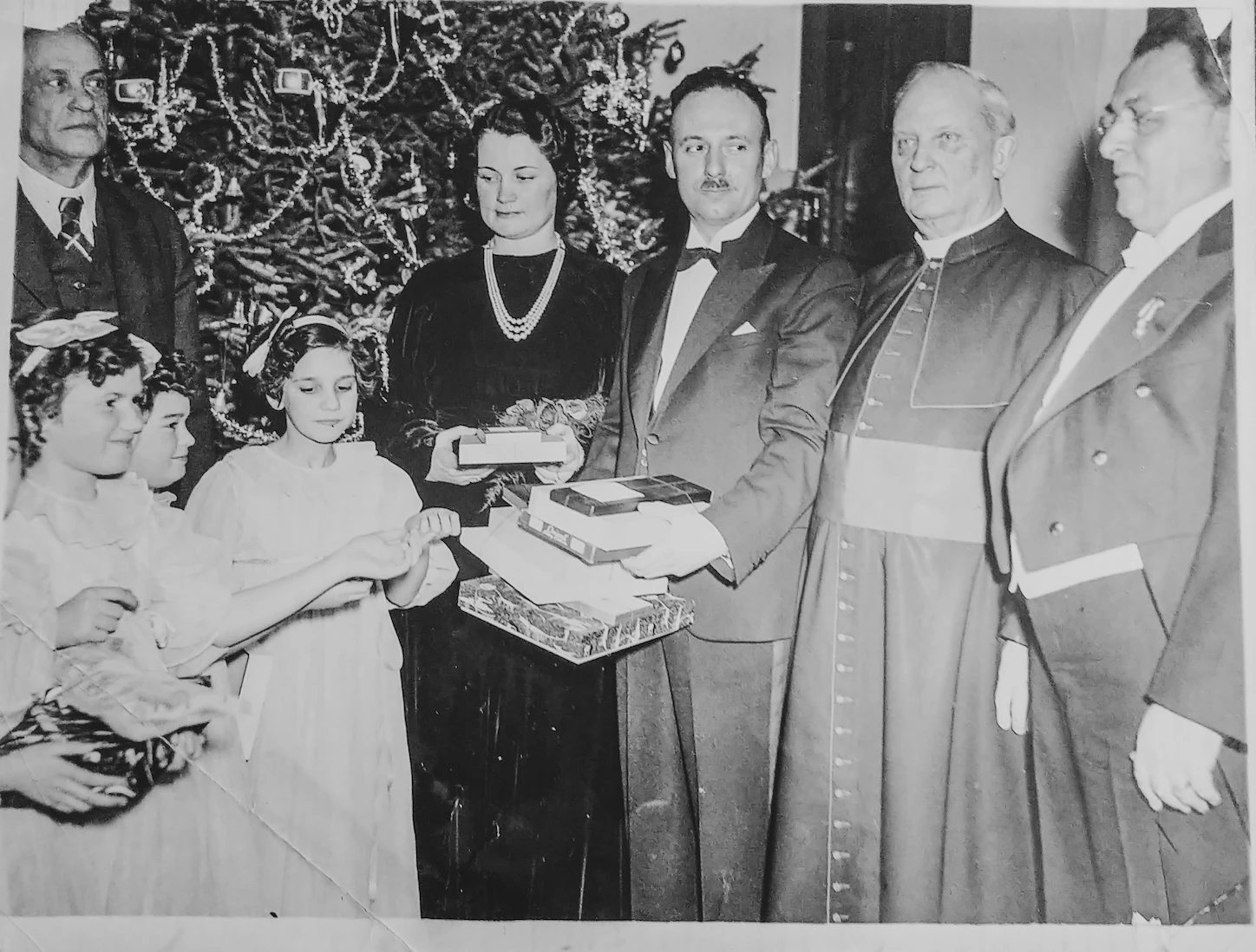 Dorothy et Charles-Omer lors d’un dépouillement d’arbre de Noël, 1936
