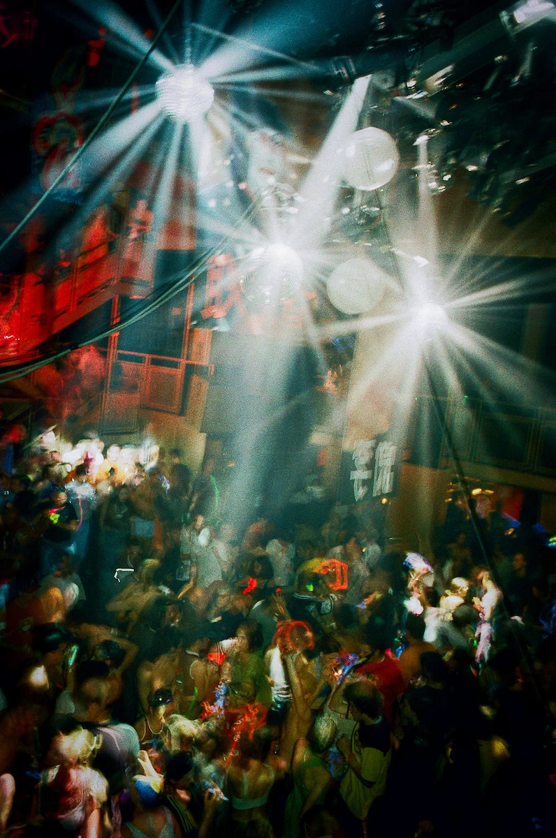 Photographie de Caroline Hayeur extraite du corpus « Rituel festif – Portraits de la scène rave à Montréal », 1996-1997 (exposition et publication).