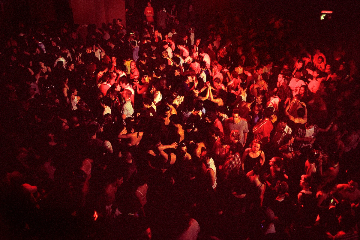 Photographie de Caroline Hayeur extraite du corpus de « Rituel festif – Portraits de la scène rave à Montréal », 1996-1997 (exposition et publication).