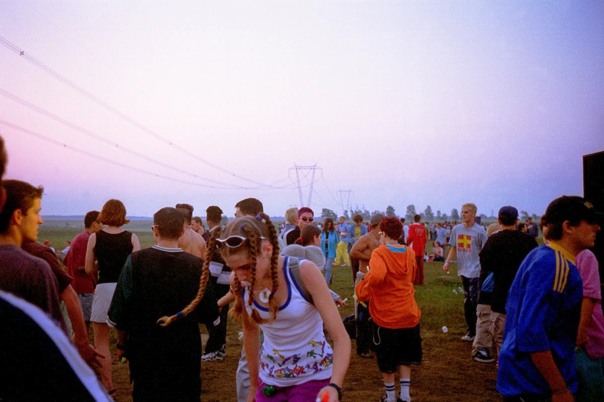 Photographie de Caroline Hayeur extraite du corpus « Rituel festif – Portraits de la scène rave à Montréal », 1996-1997 (exposition et publication).