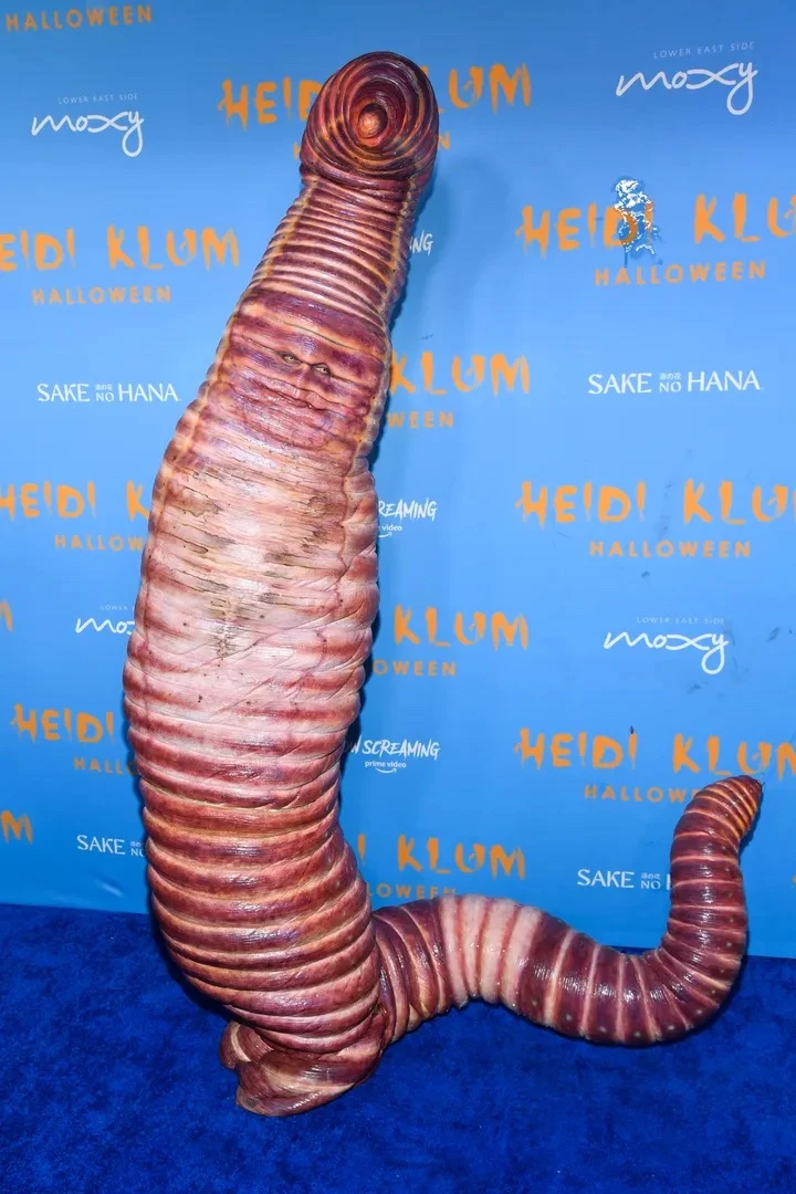 Heidi Klum en costume de ver de terre pour une fête d’Halloween (2022).