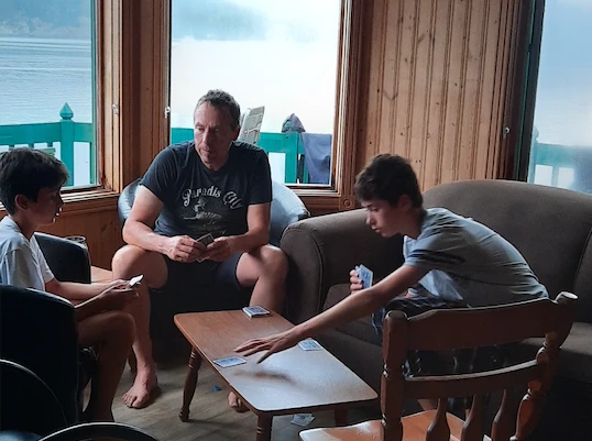 Martin auprès des deux fils d’un couple d’ami.e.s.