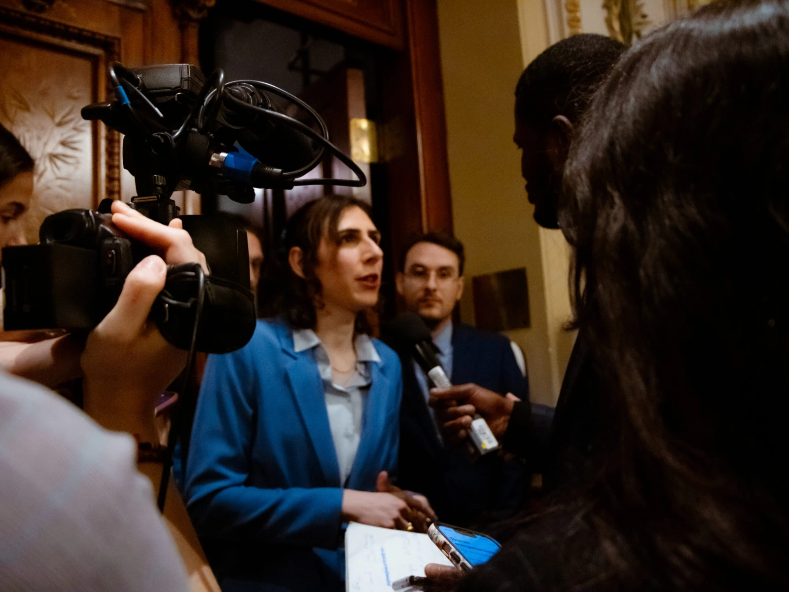 Terme technique: Un scrum, ou mêlée de presse en français est une situation où des journalistes sautent sur une personnalité pour la bombarder de questions.