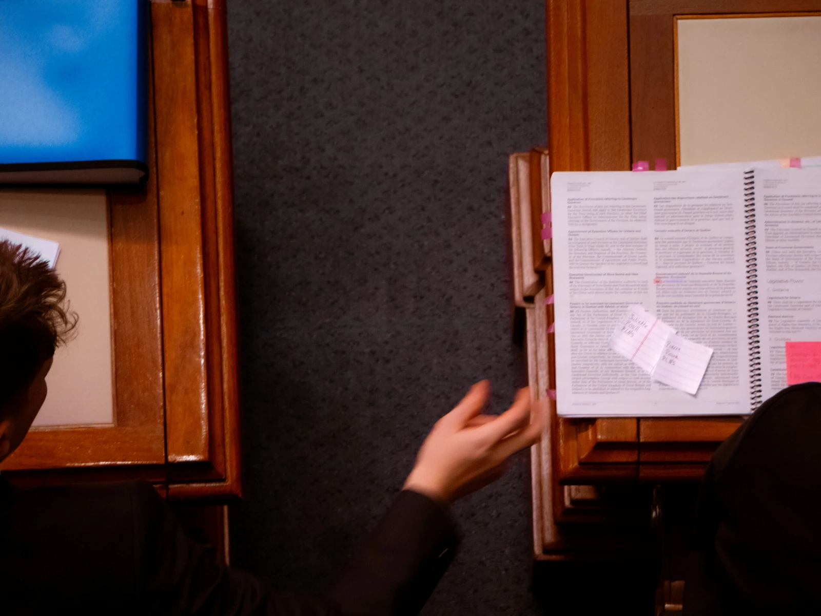 ASTUCE: Pour écrire des niaiseries à vos amis, écrivez des petits papiers et passez-les discrètement. Eh oui, comme vous le faisiez pendant vos cours de maths.