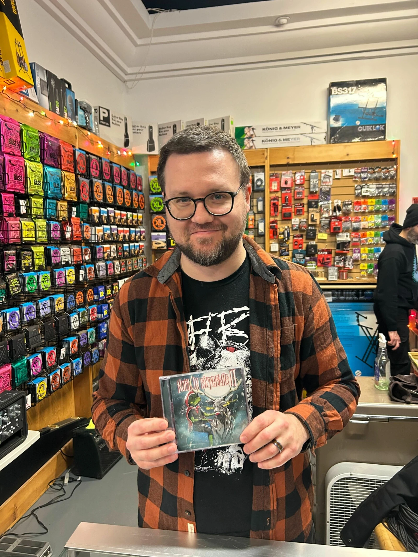 Alexandre Gagnon qui tient fièrement une copie de Noël In Extremis II