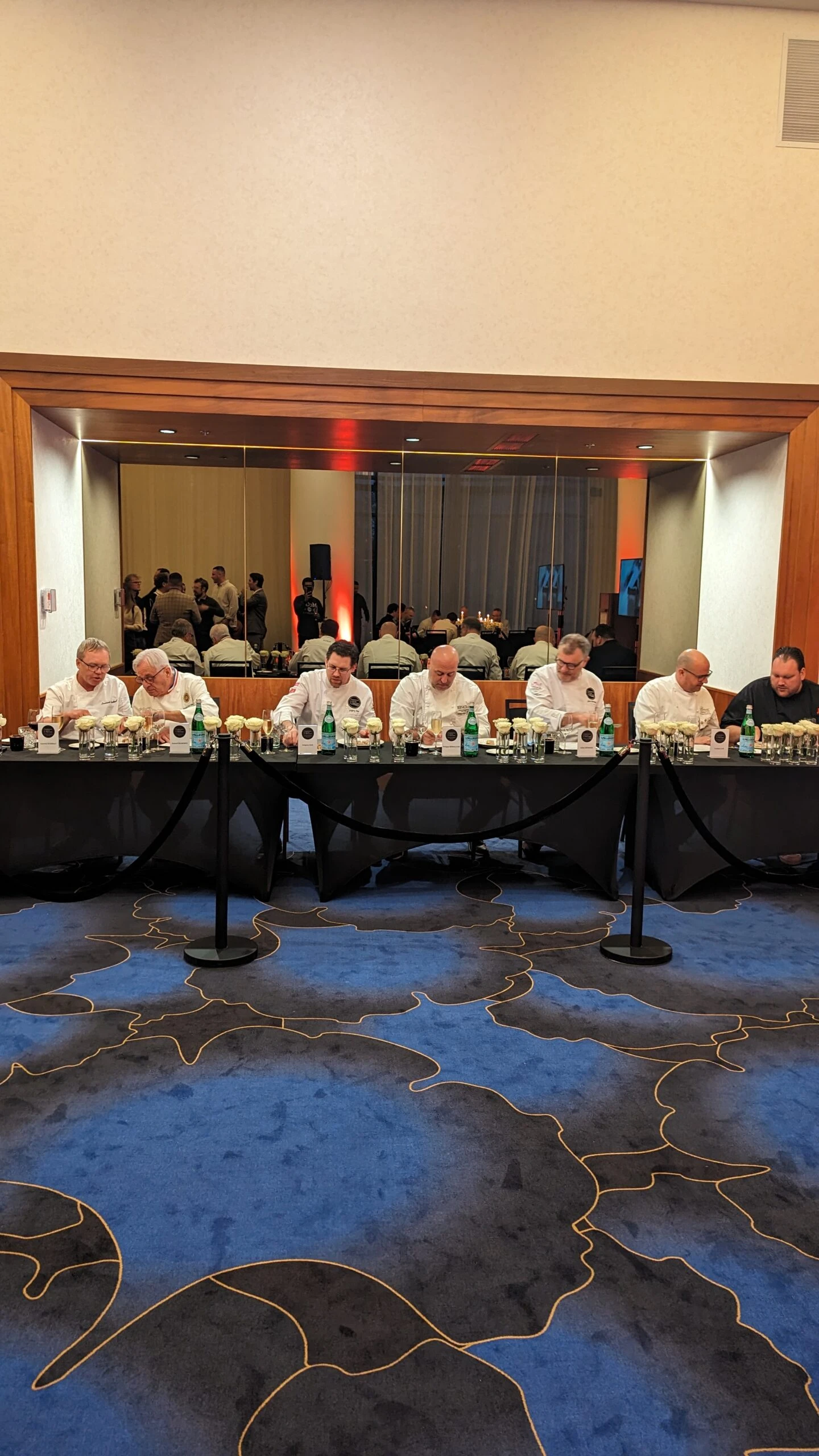 Les juges officiels dégustent le pâté d’un des participants.