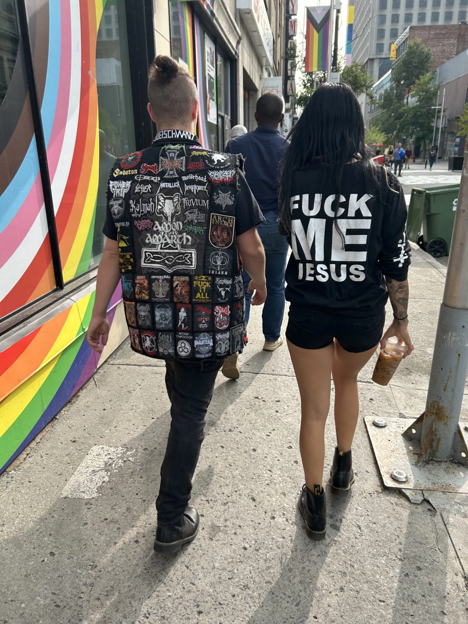 Oui! Oui! Ce chandail existe et il est encore populaire.