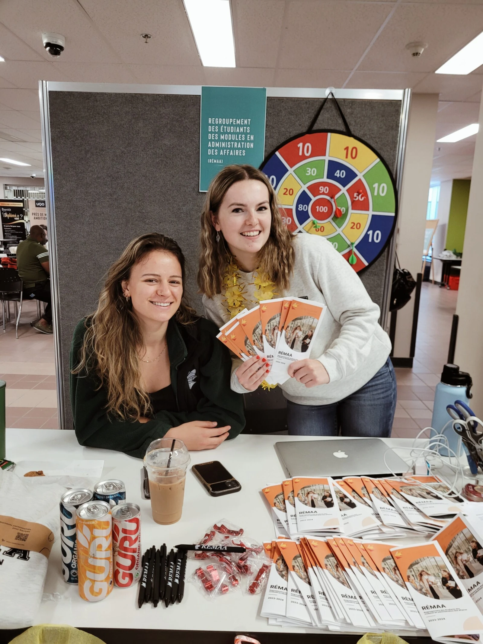 Merci encore à ces deux étudiantes de nous avoir passé un crayon!