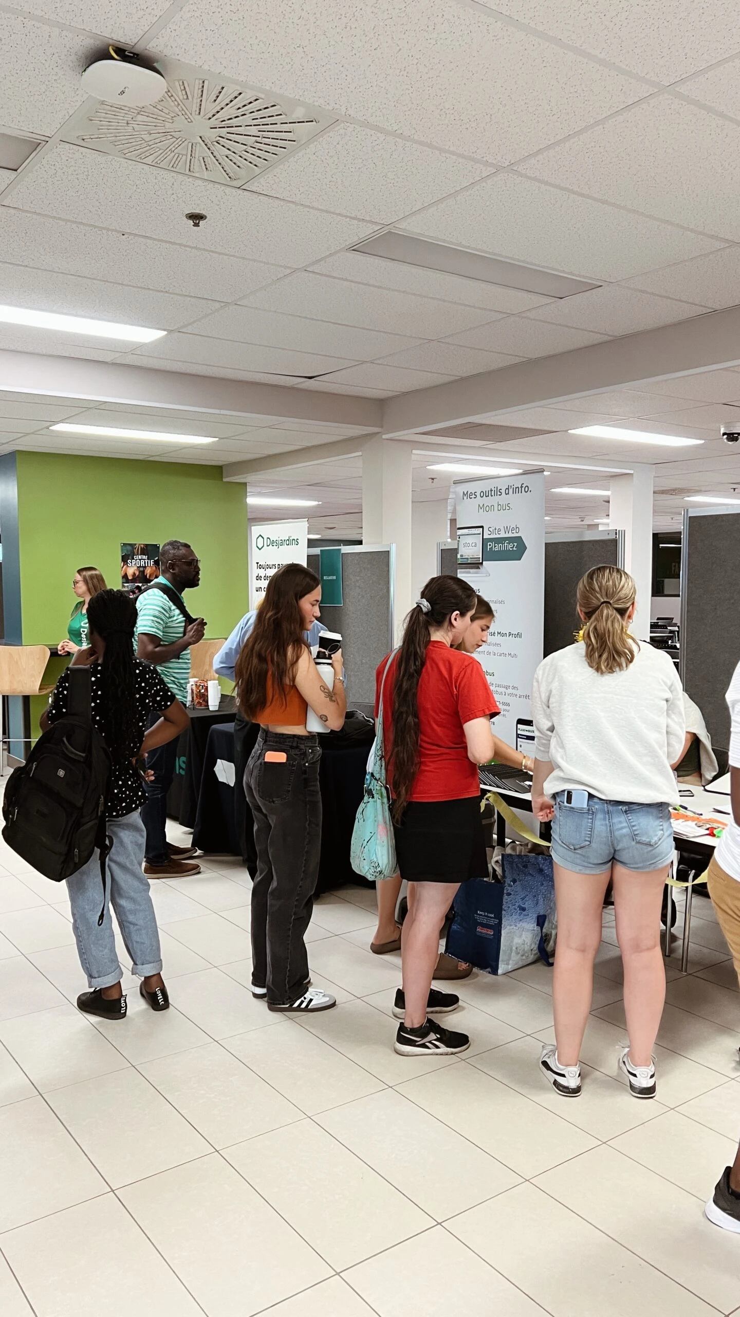 100% des étudiant.e.s dans cette photo avaient de la difficulté à trouver leur local…