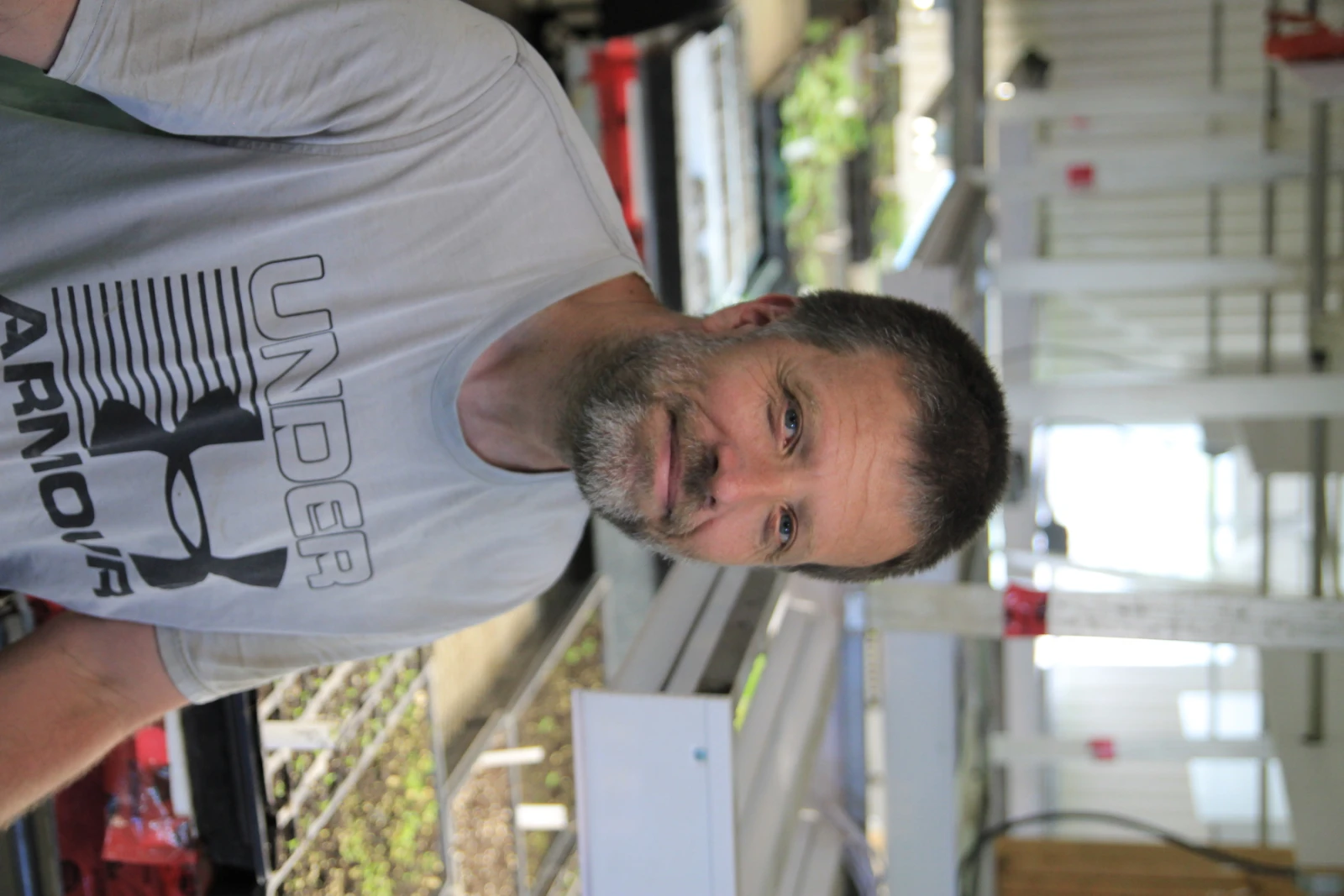 Emmanuel, 54 ans, est un des piliers de l’équipe agricole.