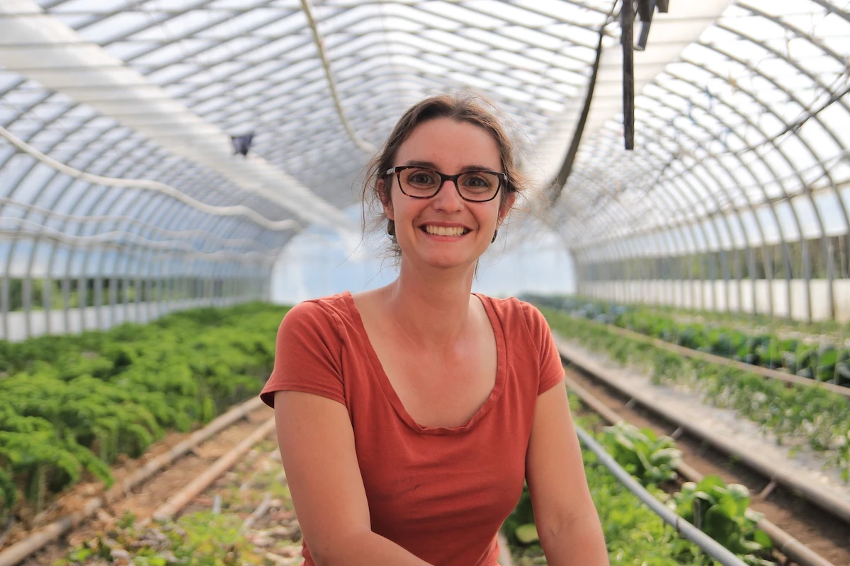 Gloria dans une des serres de la Cité écologique