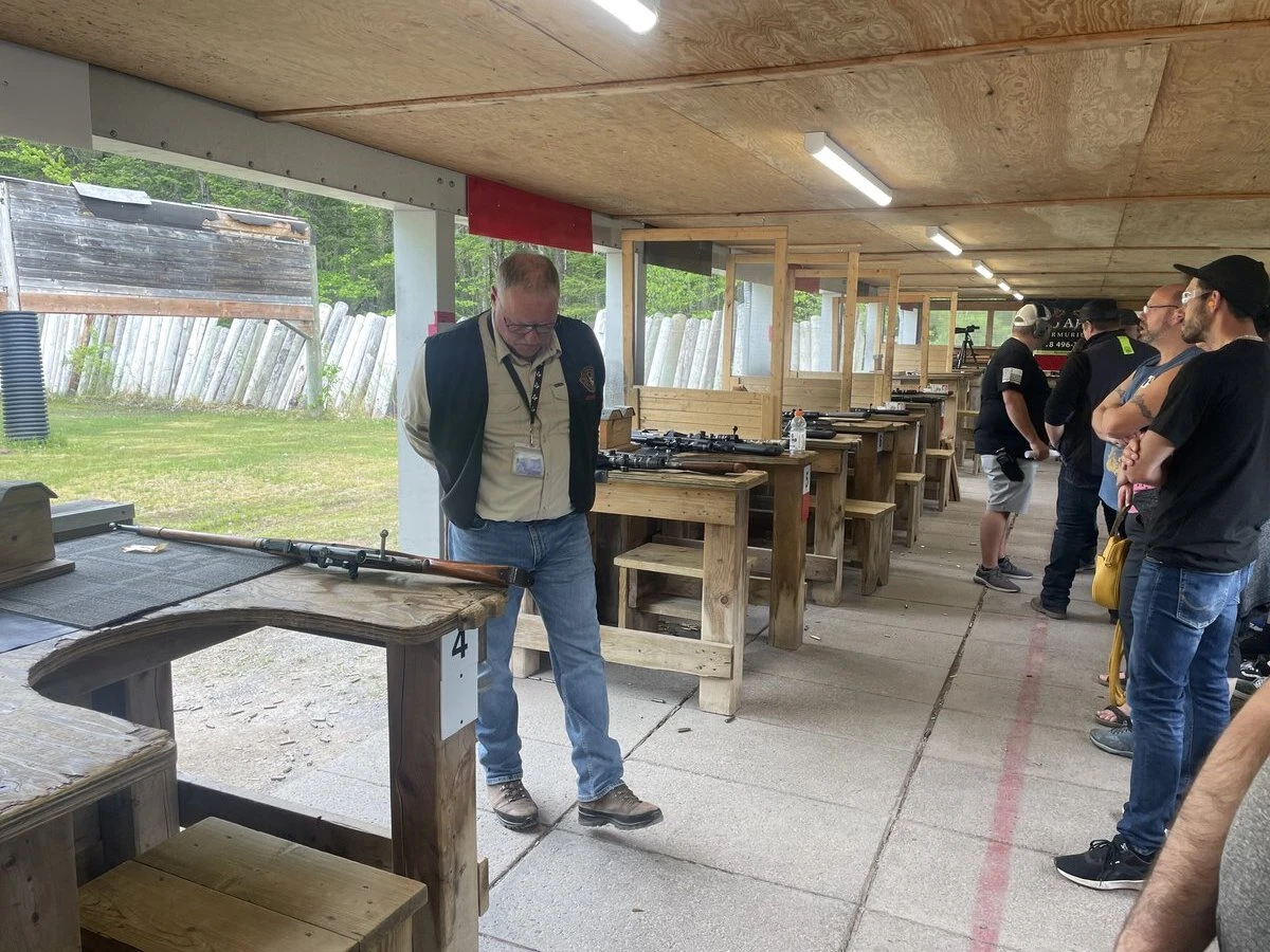 Une pause est observée pendant que des bénévoles changent les cibles.