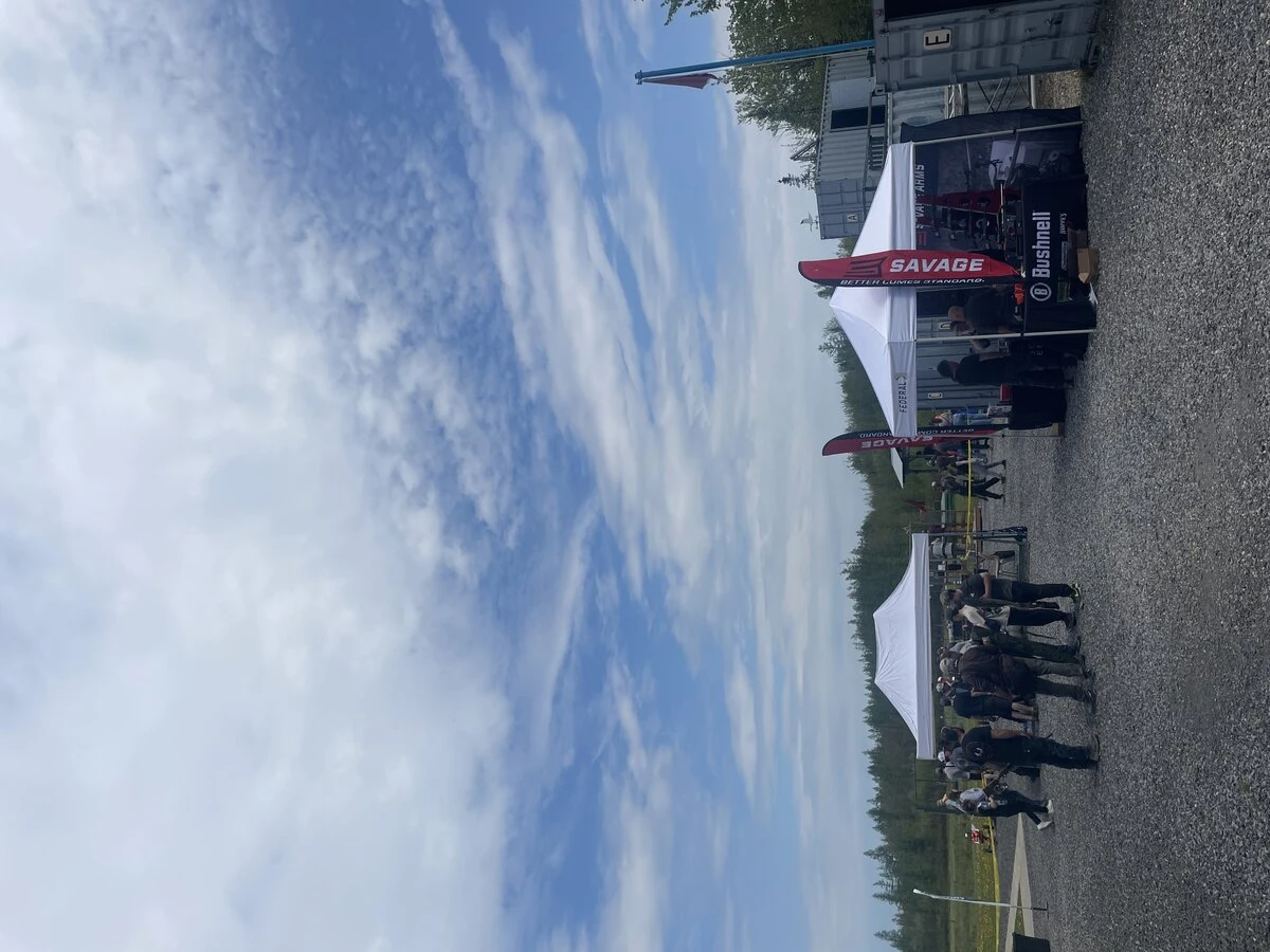 Des fabricants d’armes ont installé leur tente pour la journée.