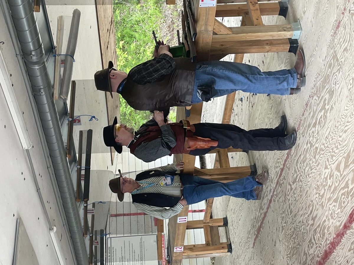 Des amateurs d’une discipline appelée « Cowboy Action Shooting »