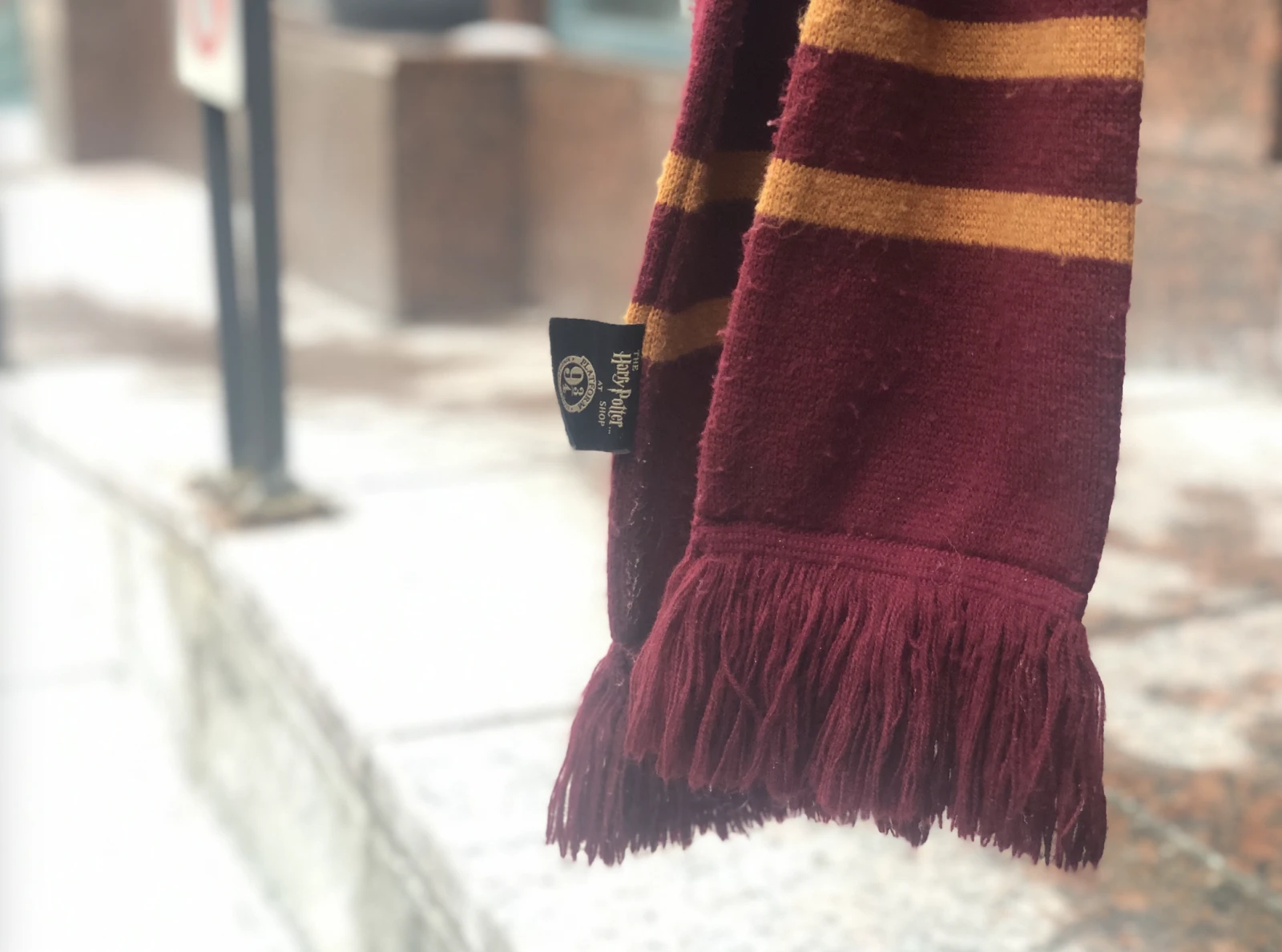 Écharpe Harry Potter solitaire sur une rampe de McGill. Moment de méditation.