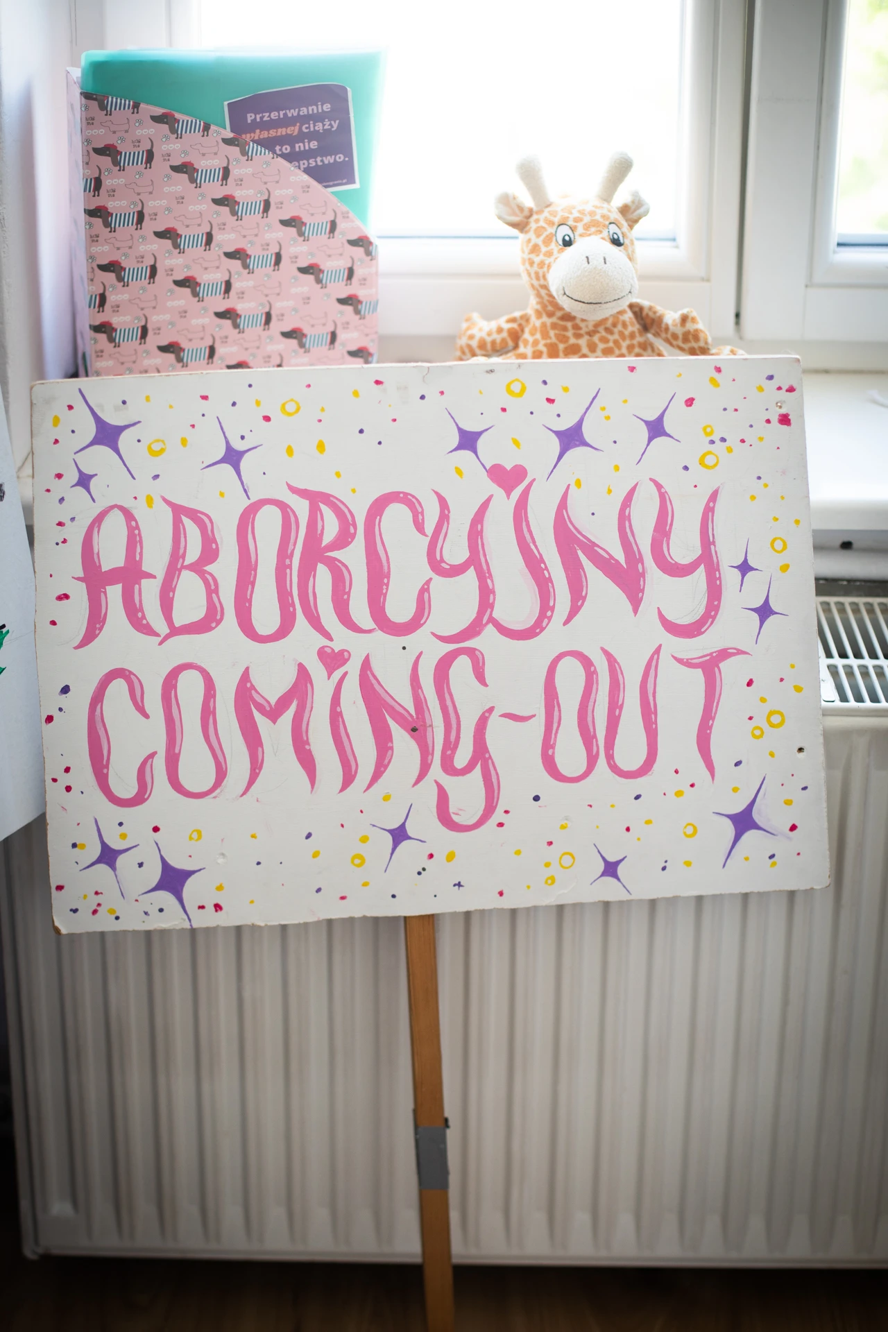 Pancarte pro-avortement dans les locaux du collectif Aborcyjny Dream Team (ADT).