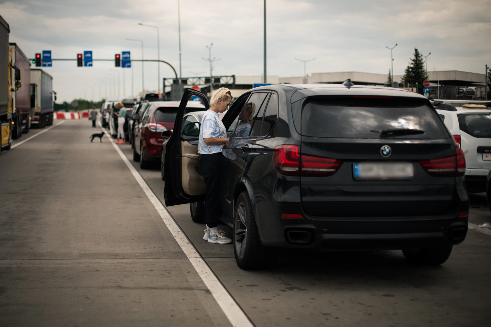 Embouteillage sur l’autoroute qui mène a la frontière ukrainienne