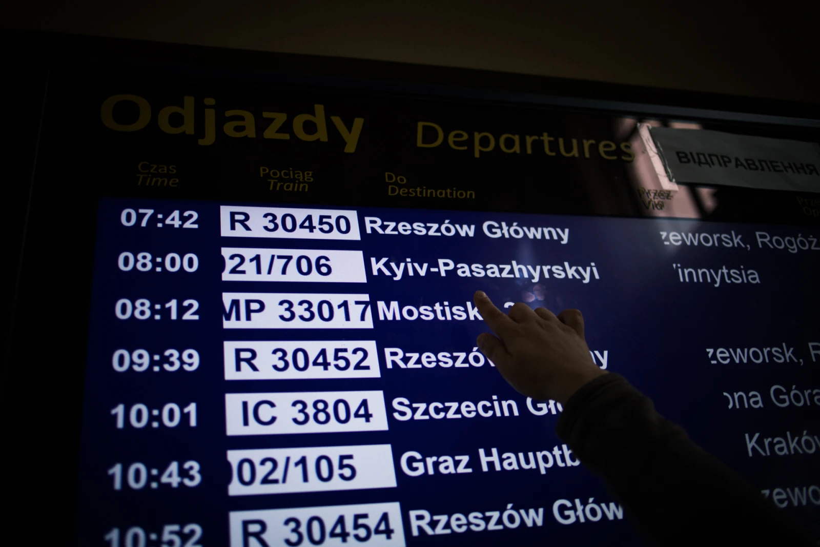 L’écran de la gare de Przemysl qui indique le train pour Kyiv en Ukraine.