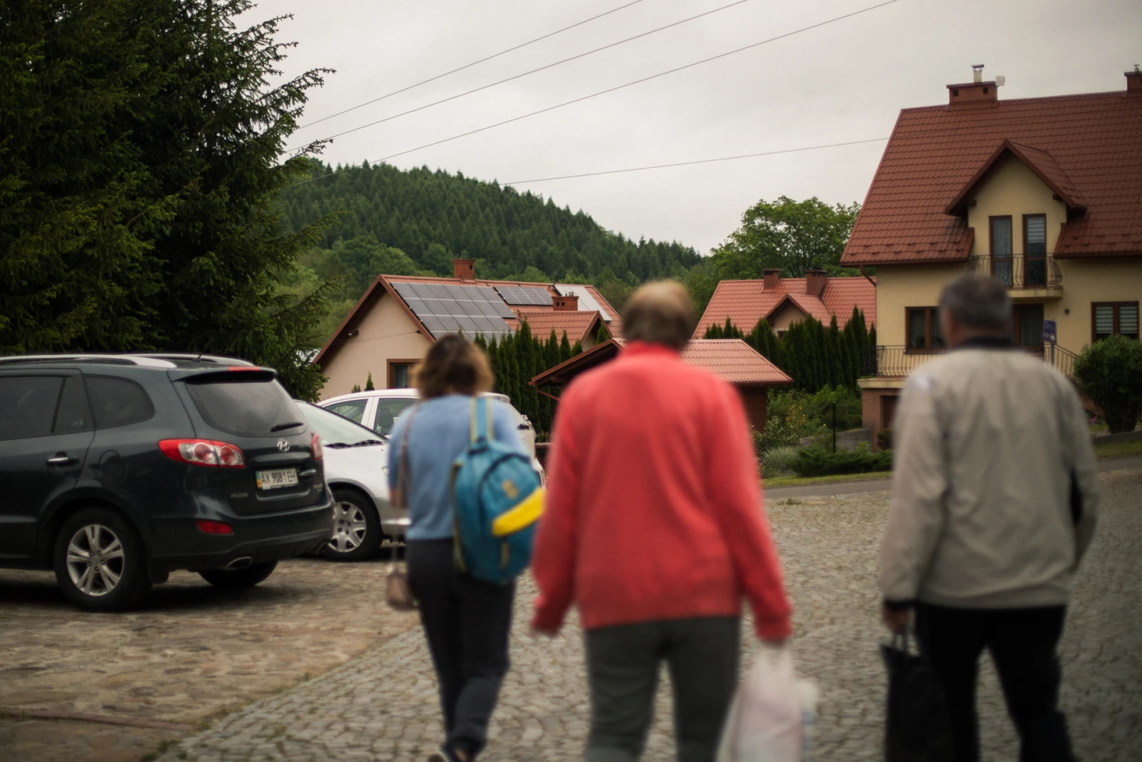 Viktoriia et Mykhailo dans le parking de leur hôtel avant de partir à la gare.