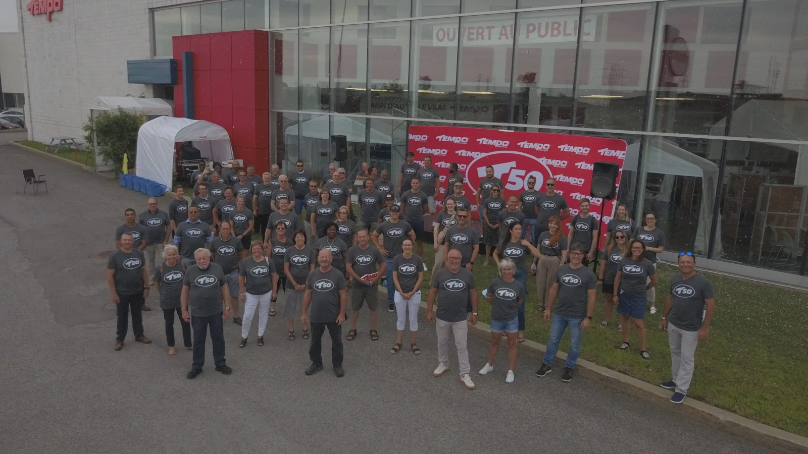 Richard Boisclair avec les employés d’Abris Tempo