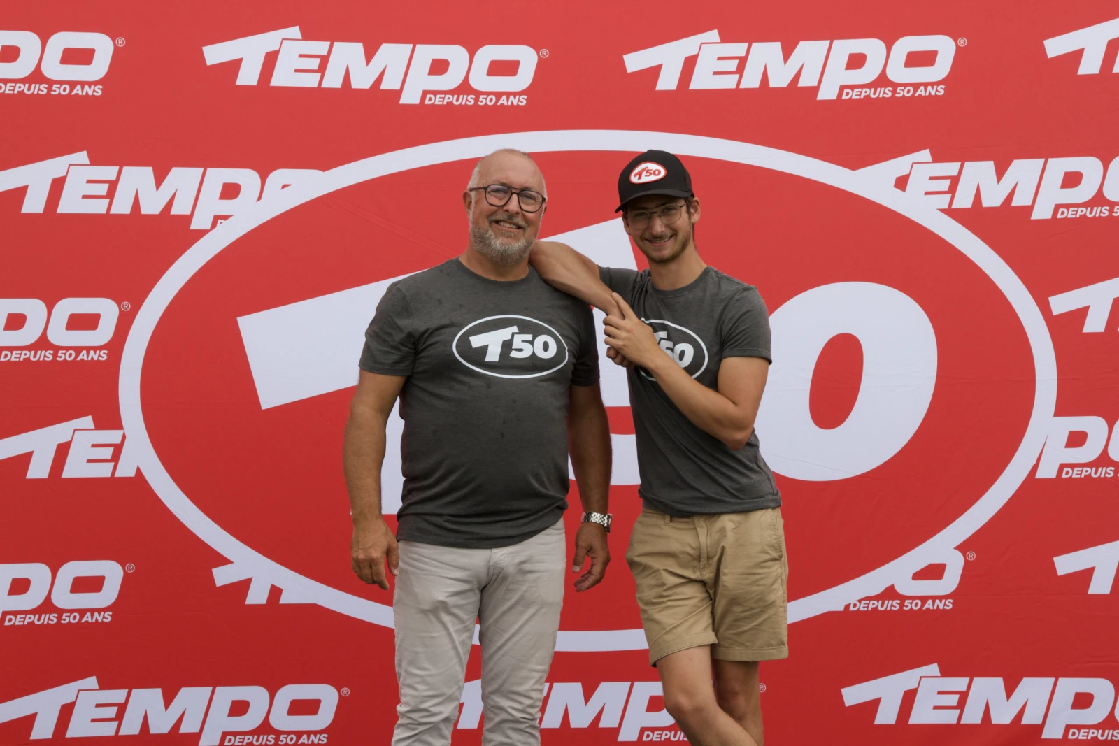 M. Boisclair et son fils Victor, qui étudie en ce moment pour un jour reprendre l’entreprise.