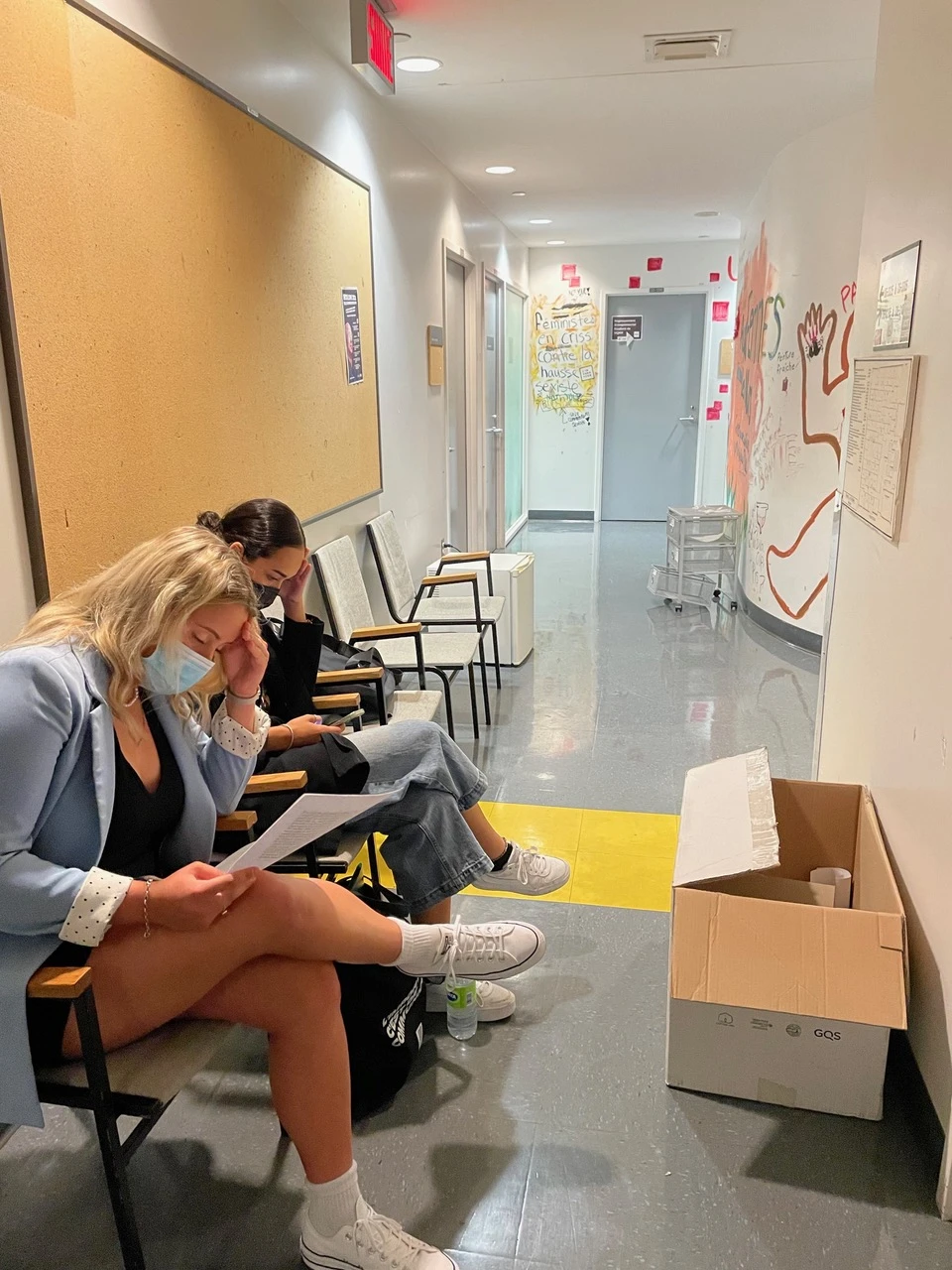 Ces deux candidates angoissent avant leur qualification de radio.