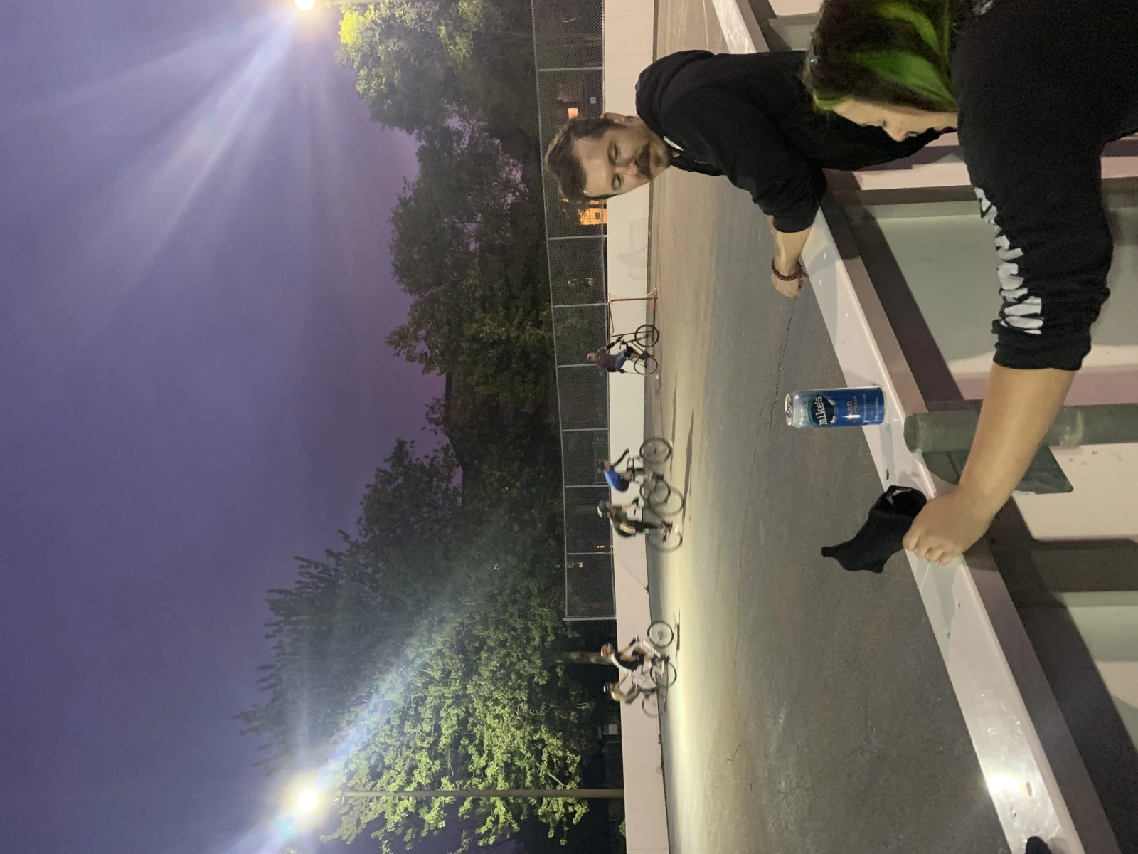 Germain et Catherine qui regarde le match en sirotant une bière