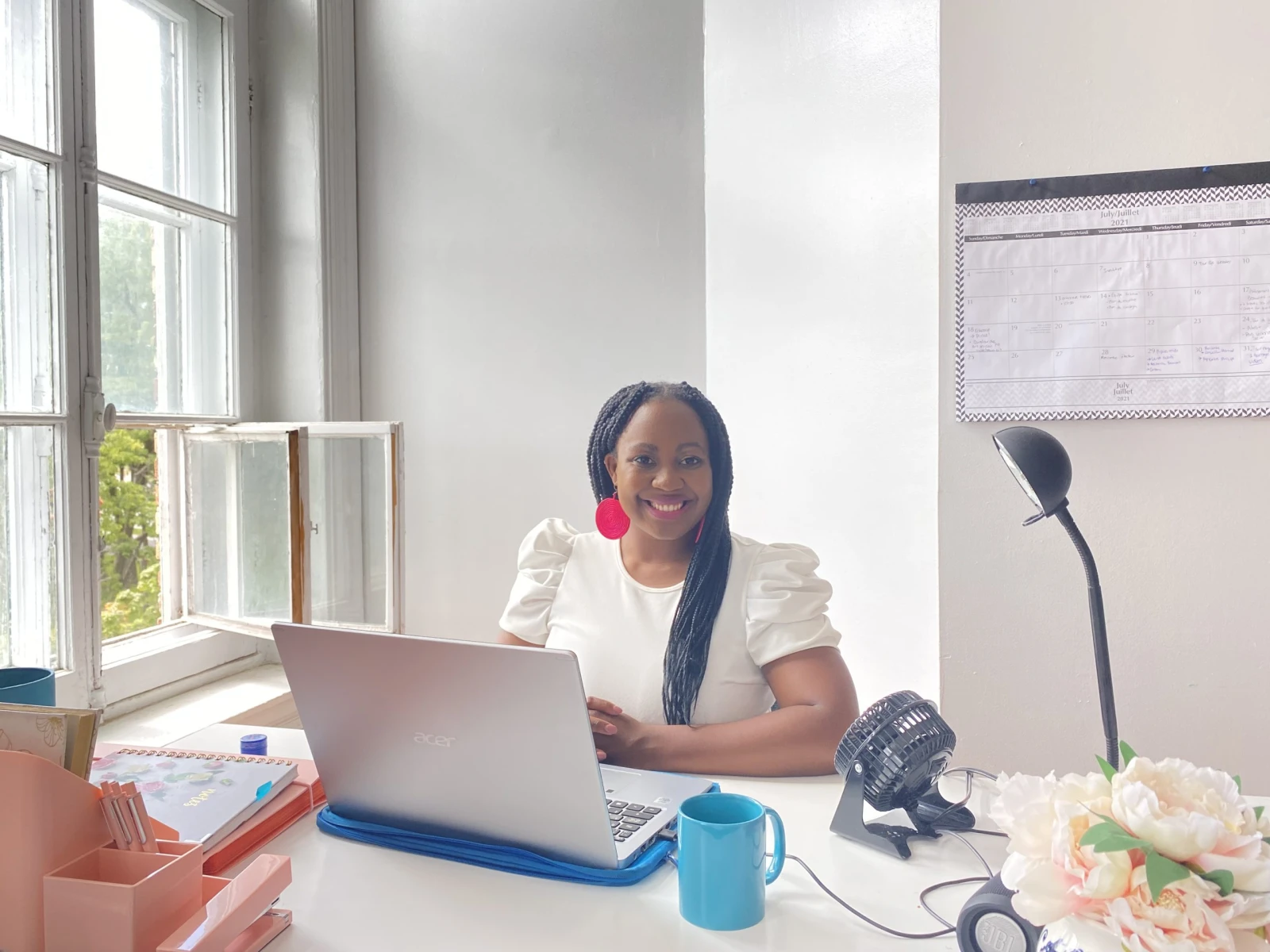 Camille et ses fidèles alliés pour gérer son horaire chargé : un calendrier et un ordinateur!