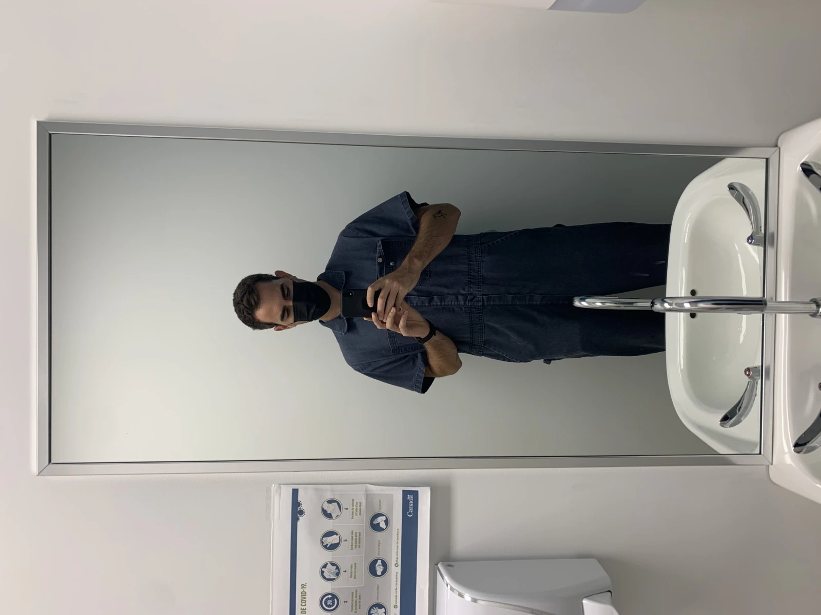 Une photo de salle de bain avec une chienne propre s’imposait