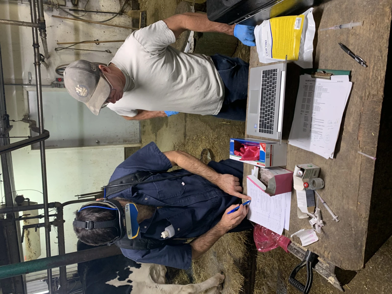 Rémi qui écoute les conseils de Christian