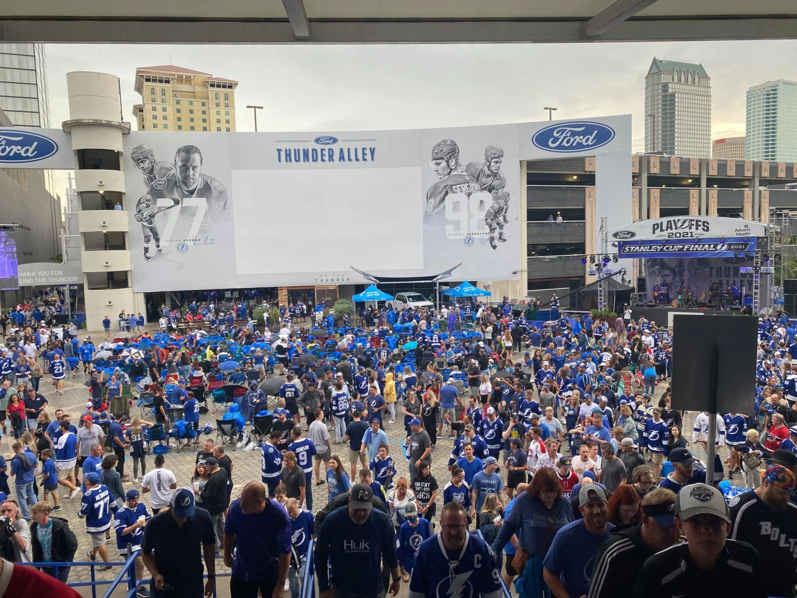 Quelques gilets du CH qu’on trouve au travers du raz de marée bleu de Tampa Bay