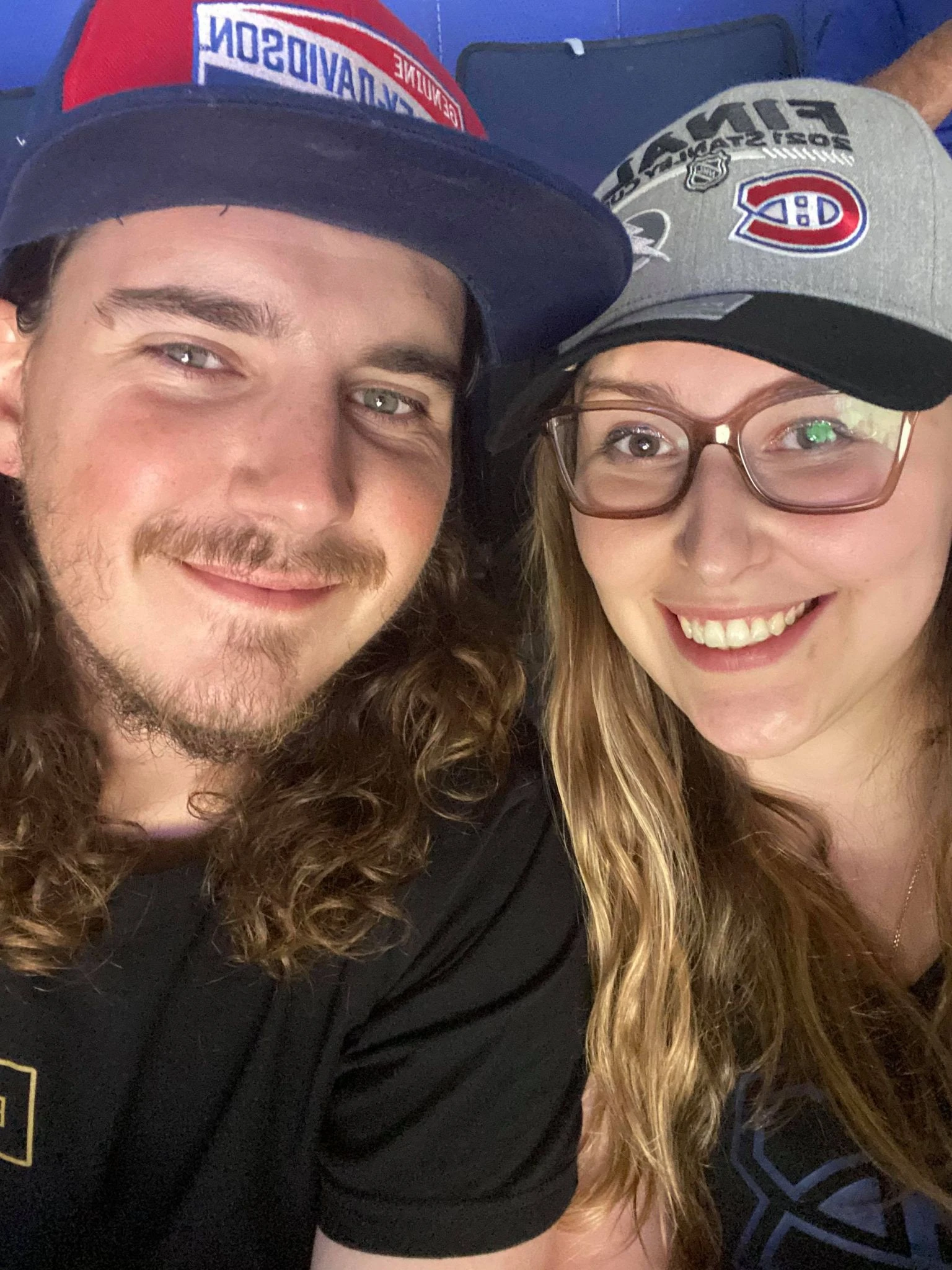 Billy et son mari pendant la deuxième partie du Canadien contre le Lightning