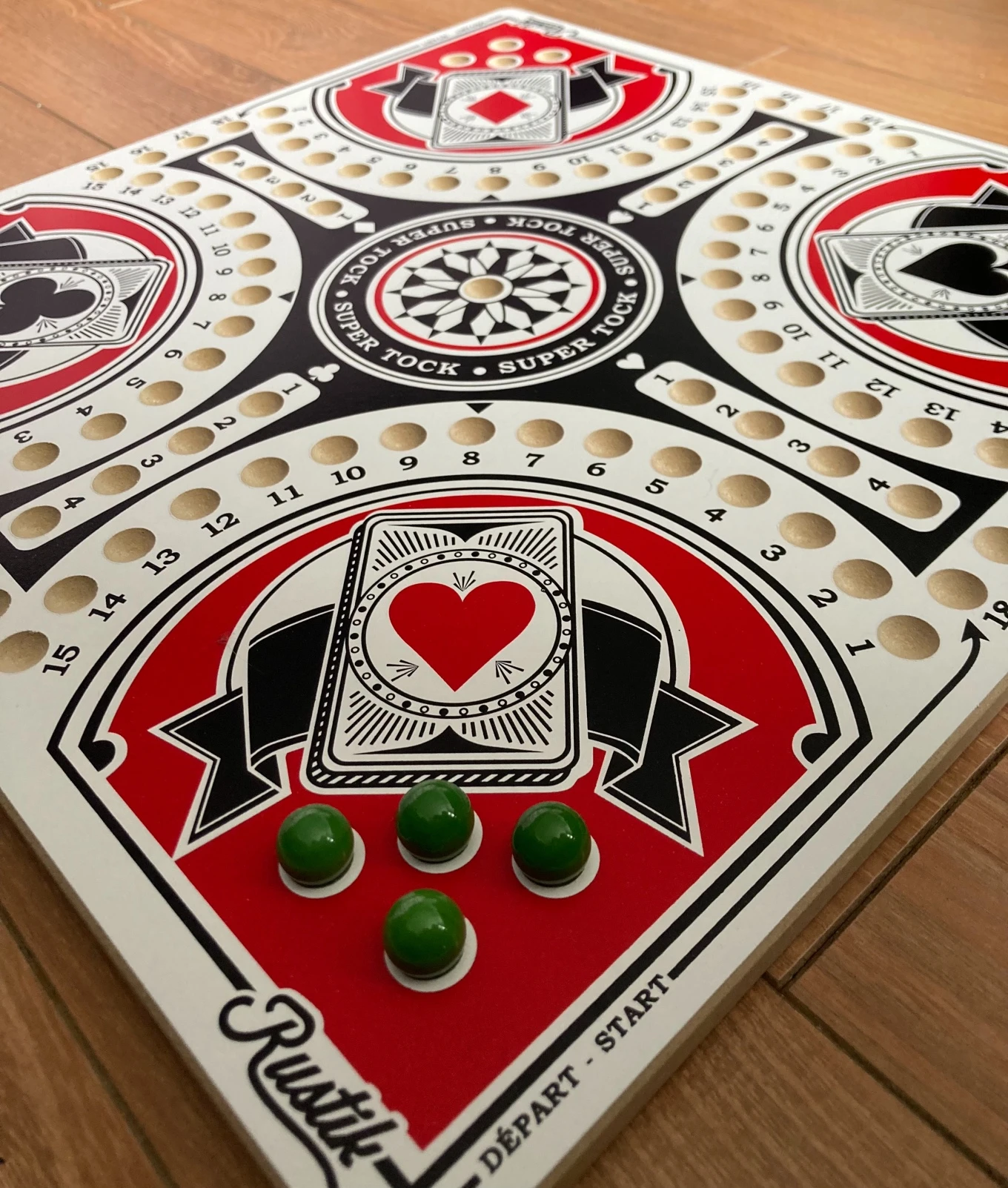 Quatre billes attendent patiemment de sortir de la zone de repos