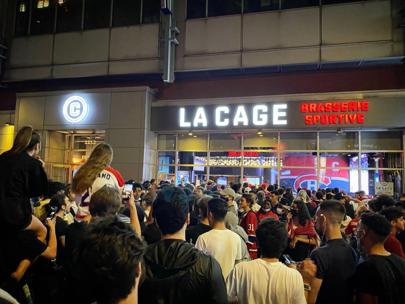 Ça crie pour le CH! Et peut-être pour la Cage? C’est pas clair.