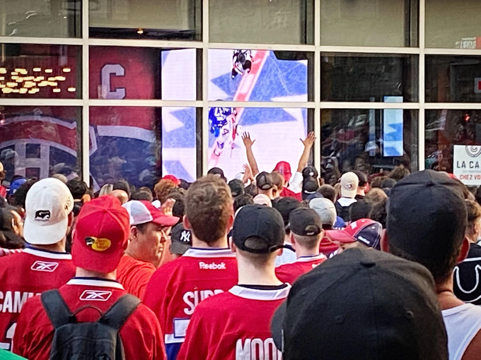 Le Canadien à travers la vitre, sans son, mais avec beaucoup de chaleur humaine.