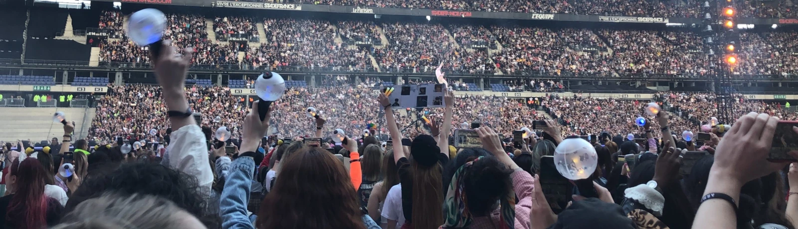 Aux concerts de k-pop, des marées humaines de fans soutiennent les artistes sur scène en agitant des «lightsticks» à leur effigie.