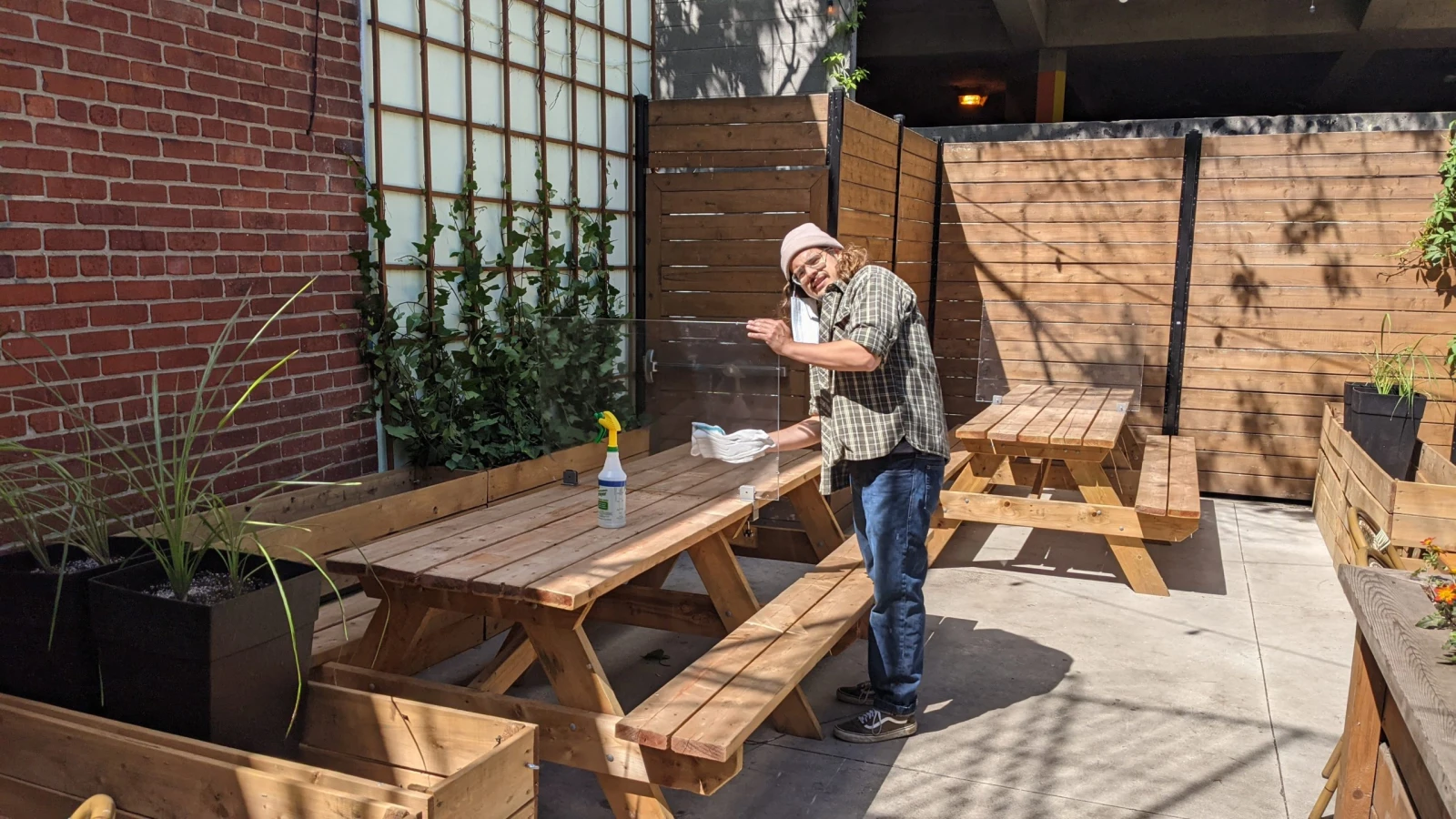 L’équipe du Palco prépare la terrasse pour les clients