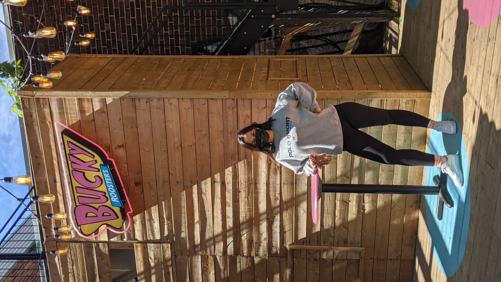 Clara Mesguen sur la terrasse du Bucky Rooster’s