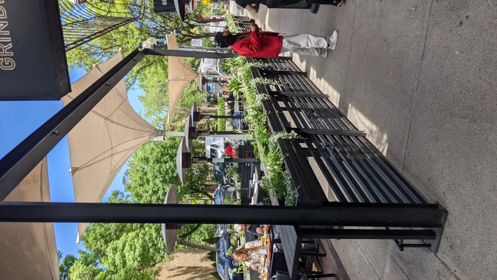 Les tables extérieures du Grinder se remplissent tranquillement