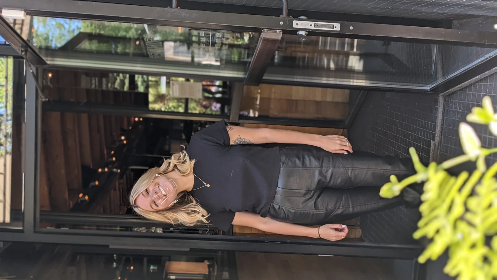 La coordonatrice aux réservations du Grinder et du Makro prend une pause de son téléphone et de sa boîte courriel