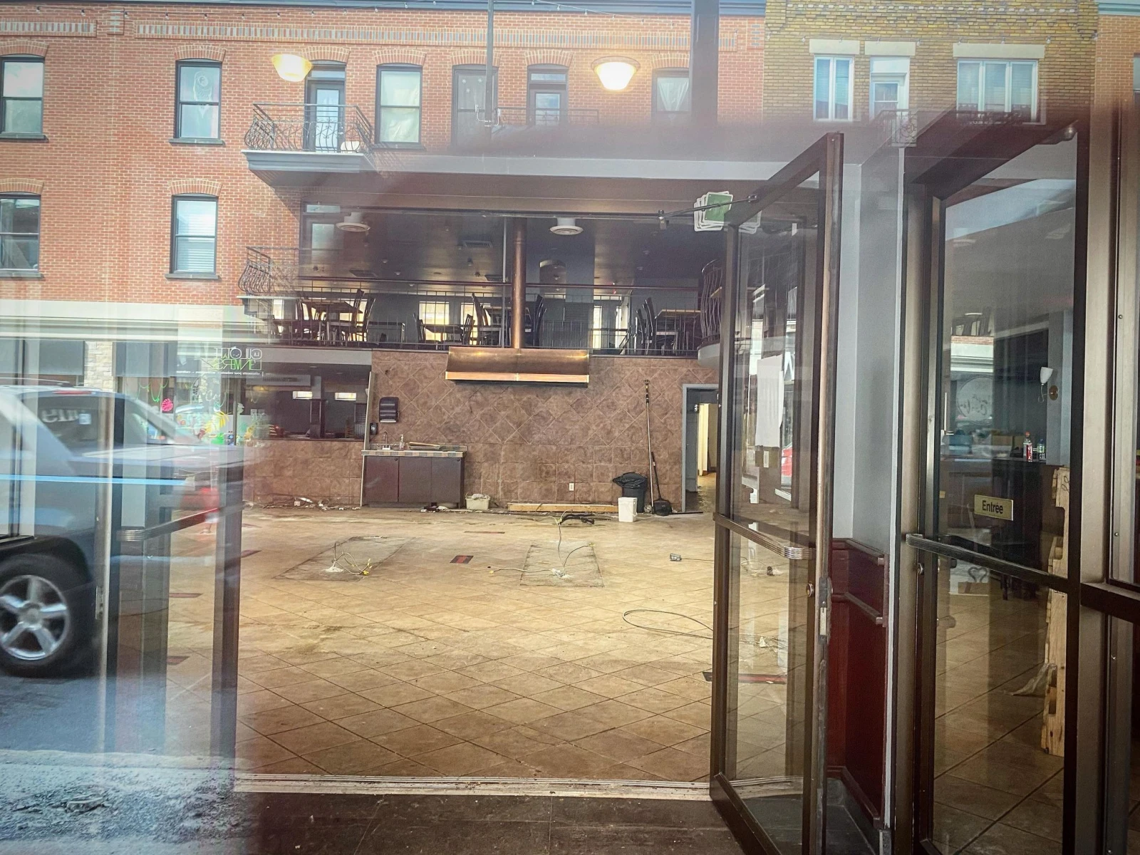 Vue imprenable sur la salle à dîner vide de la Casa Corfu