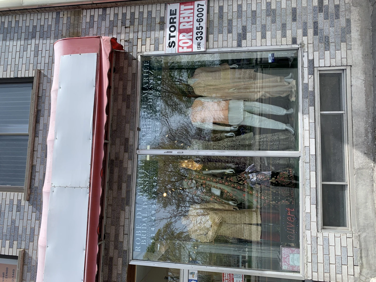 La devanture du magasin de vêtements qui affiche à louer.