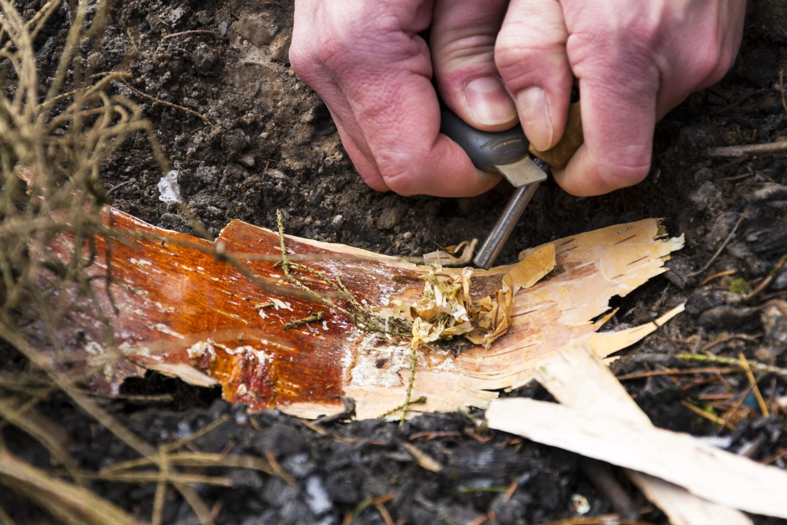 En frottant une pierre de magnésium, une étincelle se forme pour allumer un feu