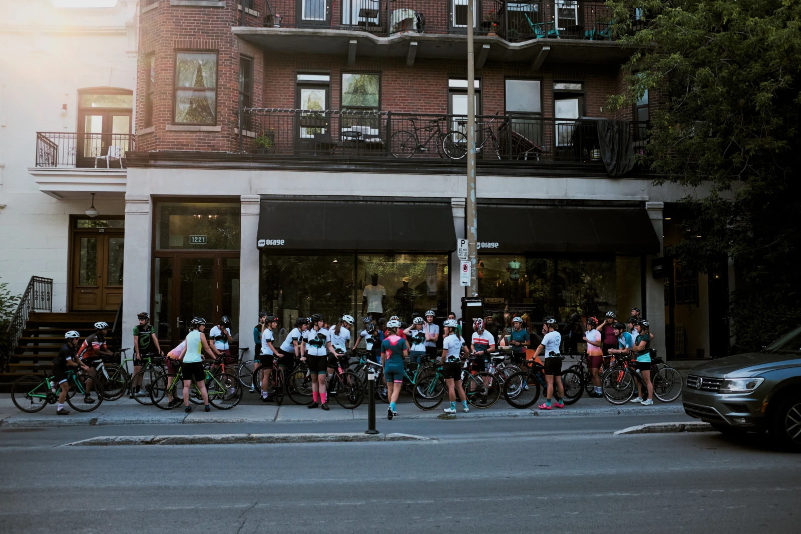 Une troupe de filles rassemblées avant une sortie devant Le Chalet Peppermint à Montréal (à une époque prépandémique)
