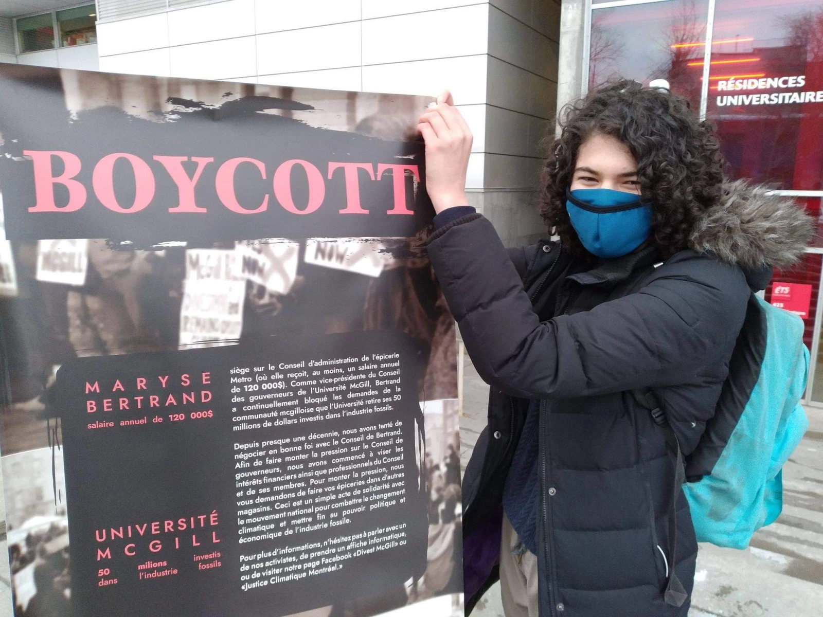 Photo prise lors d’une action d’éducation populaire organisé par Justice Climatique Montréal et Divest McGill – Crédit photo : Samuel Helguero