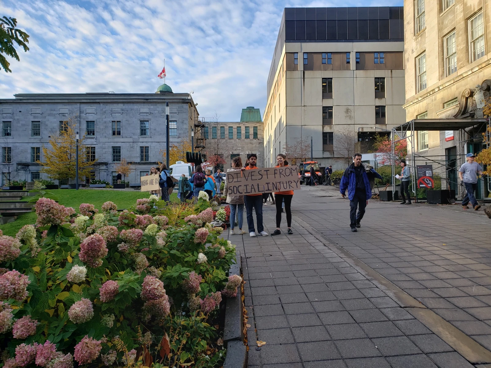 Photo prise lors d’une action du groupe Divest McGill qui lutte pour que l’Université McGill cesse d’investir dans l’industrie des énergies fossiles. – Crédit : Ema Kosova