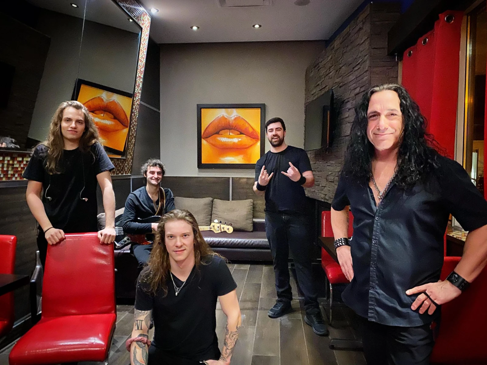 Dominic Michaud (voix) Youri Savoie (guitare/voix), Jérémy Lupien (guitare/voix), Mederyc Turgeon(basse/voix) et Philippe Maheux (drum).