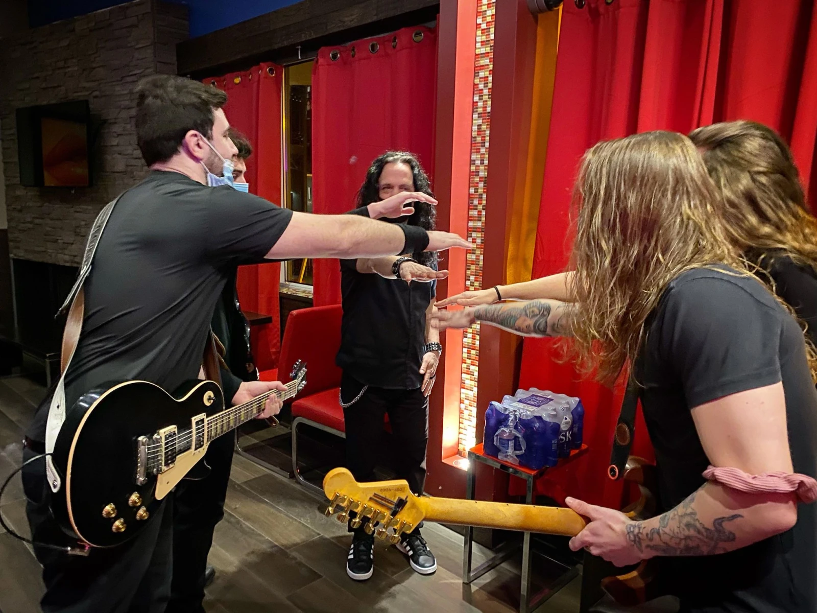 Rituel d’avant show à la sauce pandémique.