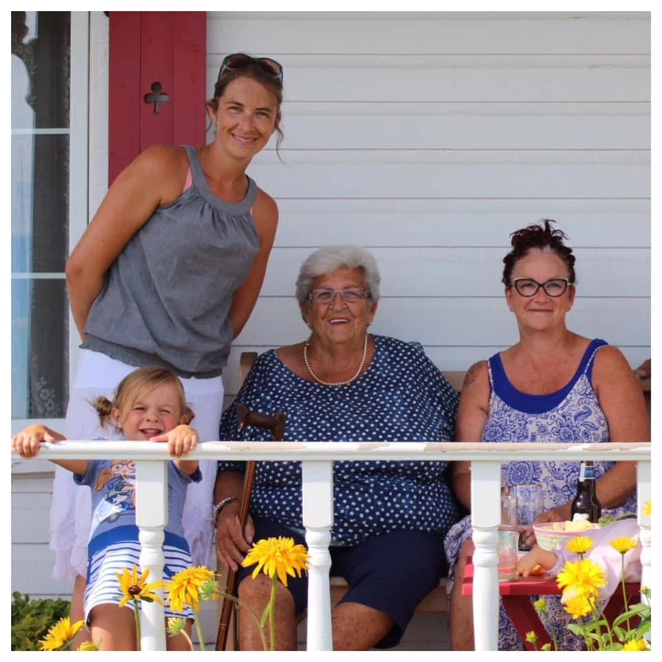 Bibianne, sa fille Florianne, sa grand-mamie Mariette Tremblay et sa mère Francine.