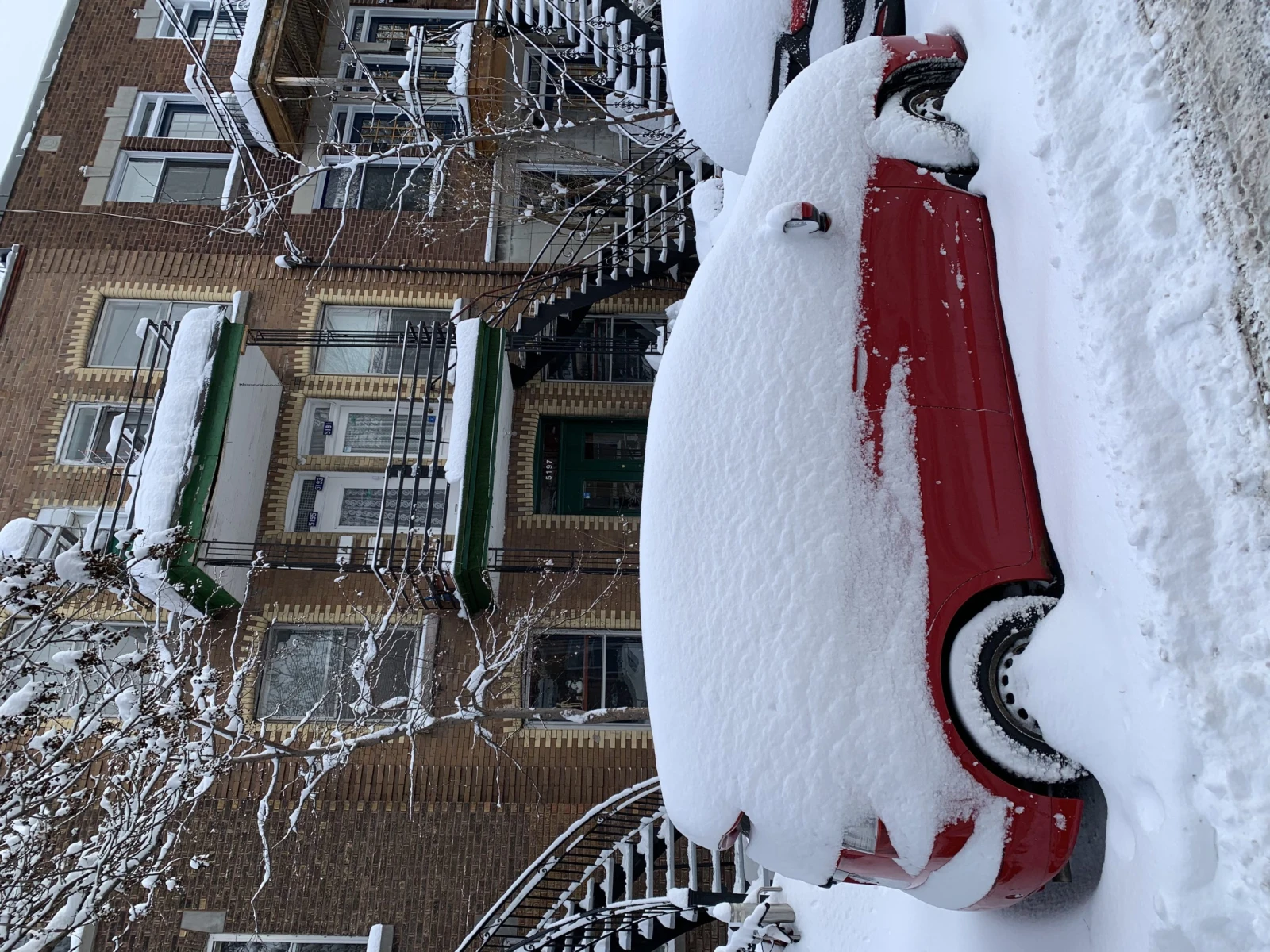 L’auto de Karen avant le déneigement.